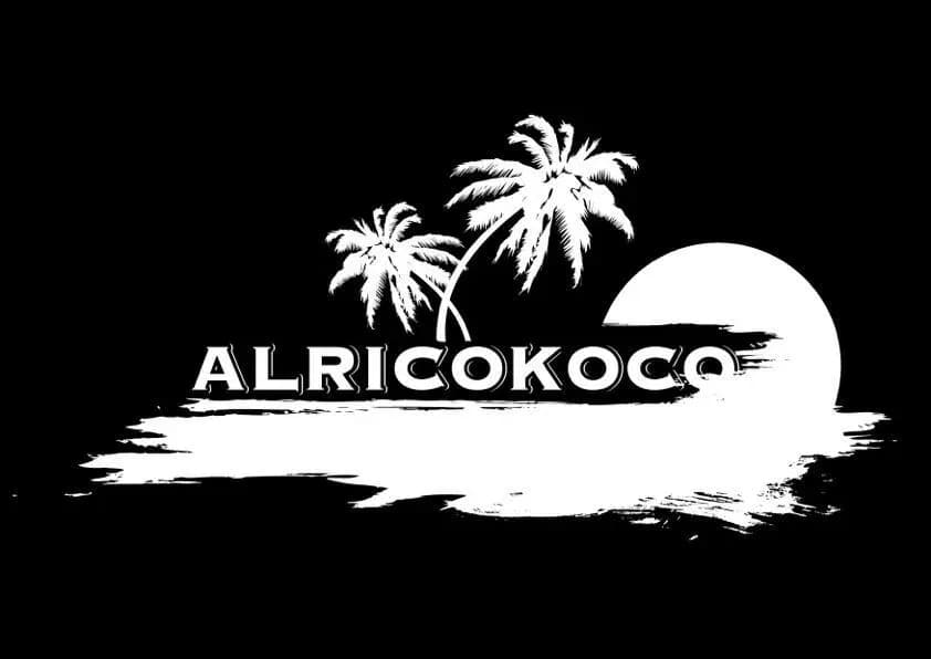 Logotipo de Alricokoco con palmeras y sol en silueta blanca sobre fondo negro