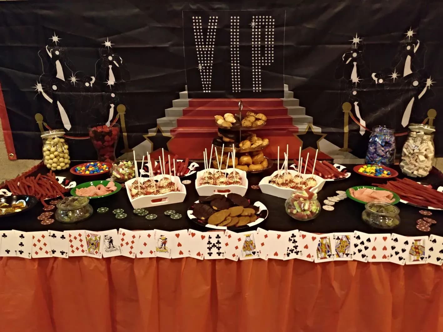 Mesa dulce tematica VIP de fiesta infantil con chuches, galletas, fichas de poker y cartas de baraja