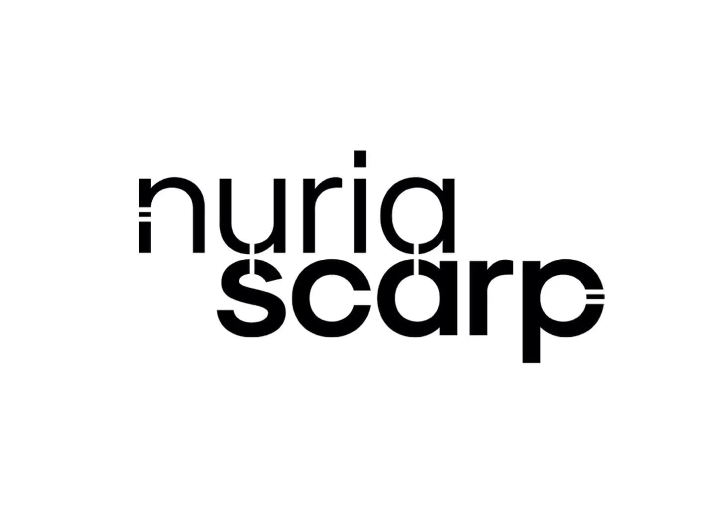 Logotipo de Nuria Scarp en tipografía geométrica recortada negra sobre fondo blanco, identidad del proyecto DJ