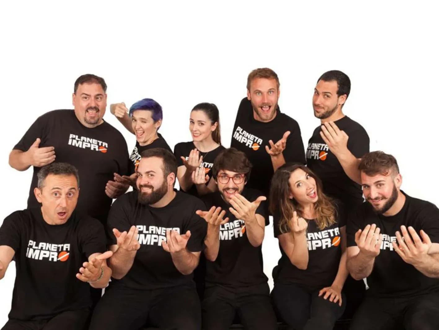 Cinco actores de Impro Show con camisetas de colores bromeando con entradas frente a la cara, fotografía promocional