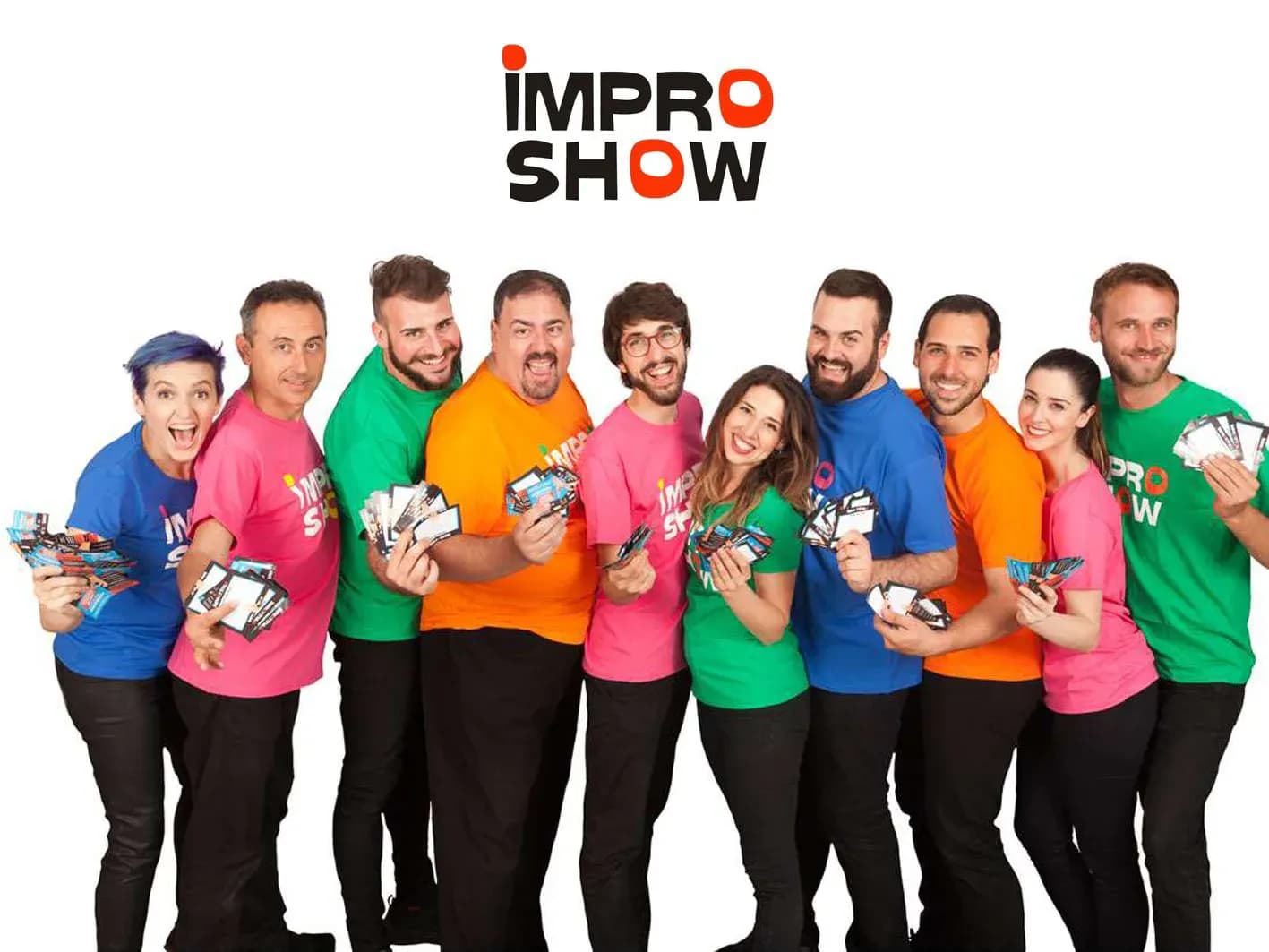 Reparto al completo de Impro Show saltando con entradas volando por el aire en fotografía promocional sobre fondo blanco