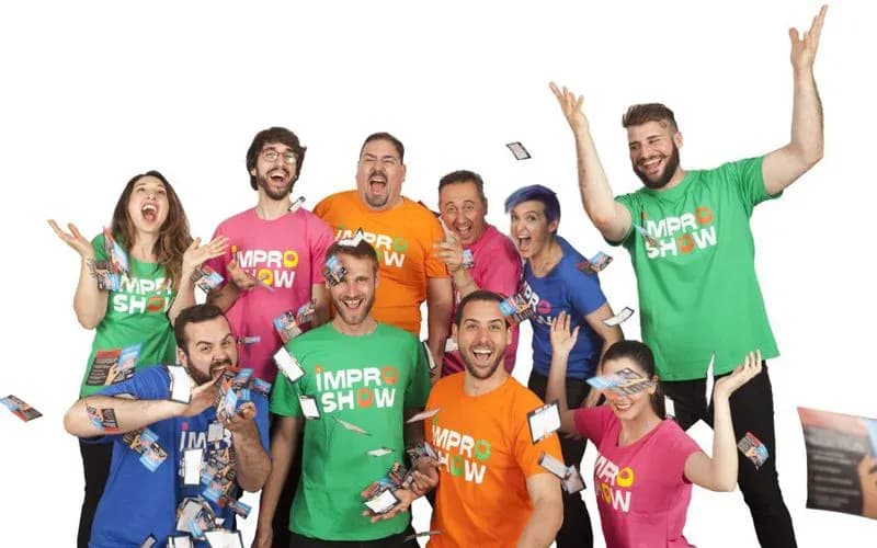 Equipo de Impro Show con camisetas de colores saltando y lanzando flyers sobre fondo blanco